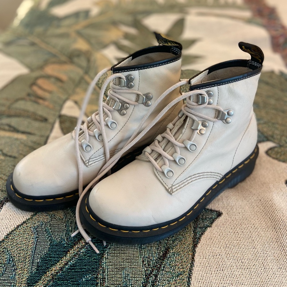 Dr. Martens Women’s 101 Virginia Leather 6-Eye Boots